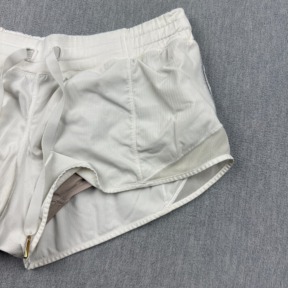 Lululemon Shorts Womens 6 Cream Hotty Hot Lined 2.5" Running Gym Workout W7ACRR - Picture 2 of 13